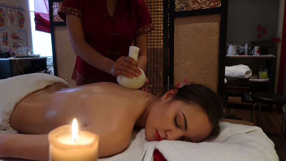 Masseurin für Thai Massagen , Wellness Massagen in Hamburg