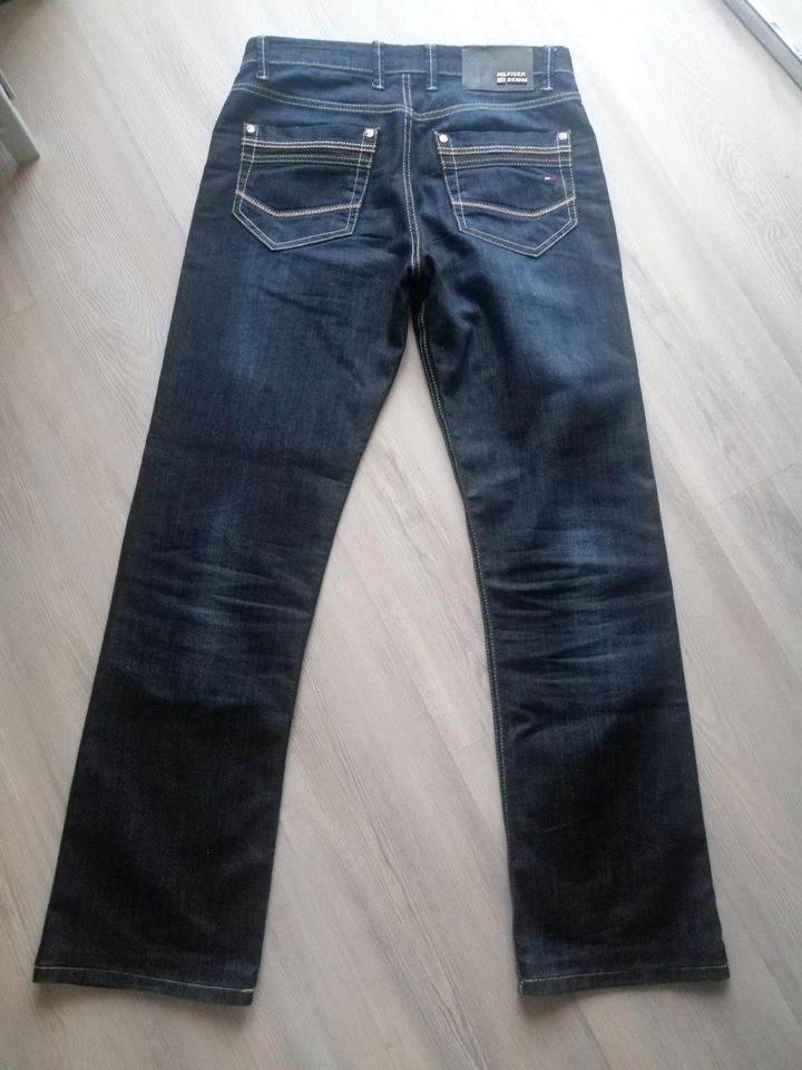 Herren Jungen Jeans Tommy Hilfiger Denim blau W32/L34 50/52 in Bräunlingen