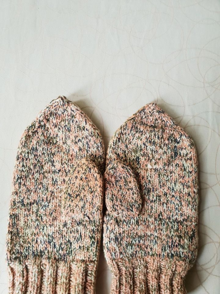 Selbstgestrickte Handschuhe / Handschuhe unterschiedliche Größen in Dresden