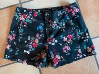 Amisu Damen Hotpants Shorts Gr. 38 schwarz geblümt Hot Pants Nordrhein-Westfalen - Kürten Vorschau