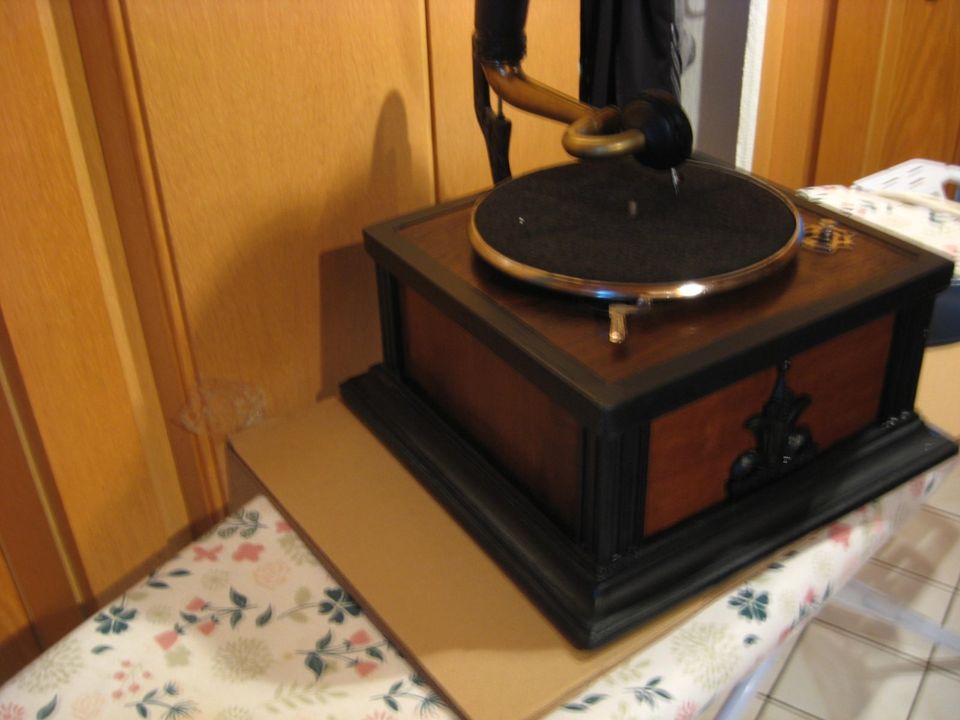 grammophon mit trichter spielbereit in Berlin