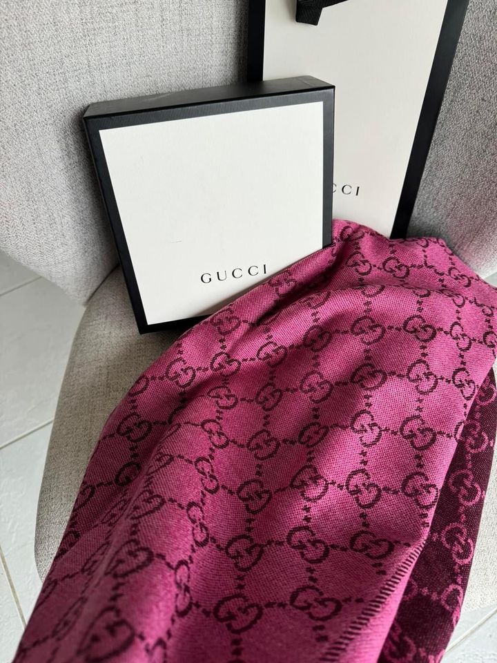 Gucci Schal neu Original mit Etiketten OVP in Frankfurt am Main