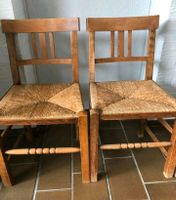2 alte Holzstühle mit geflochtener Sitzfläche Niedersachsen - Dinklage Vorschau