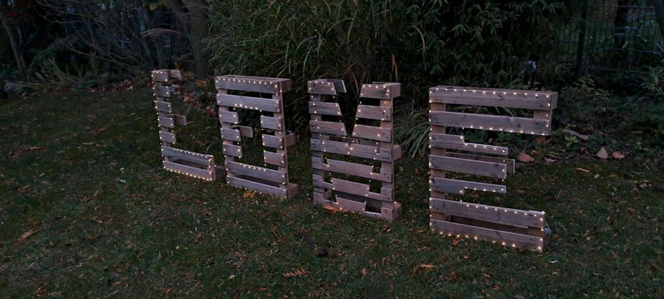 Braune LOVE Buchstaben aus kleinen Europaletten, Hochzeit, Deko in Aachen