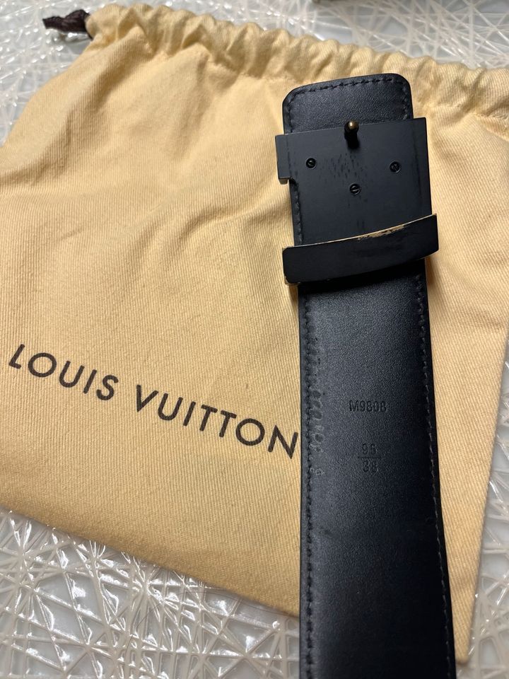 Louis Vuitton Initiales Leder Gürtel 95 cm in Berlin