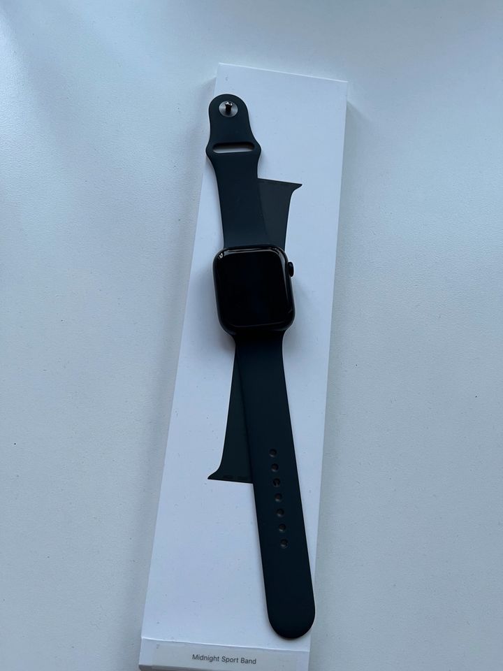 Apple Watch 8 GPS 45mm neu in Hamburg