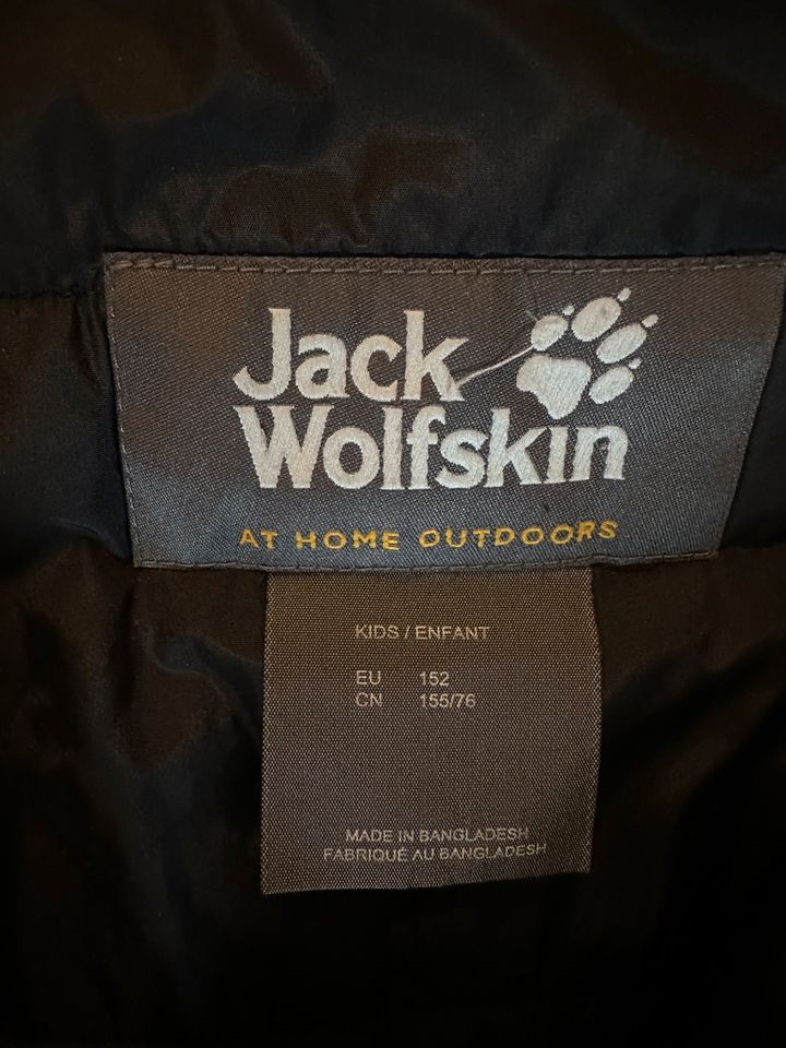 Jacke Winterjacke Jack Wolfskin schwarz Größe 152 in Neusalza-Spremberg