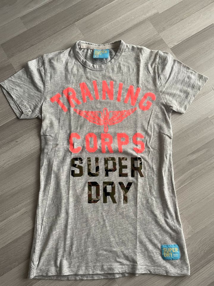 T-Shirt von superdry in XS/S je 13 Euro in Dinslaken