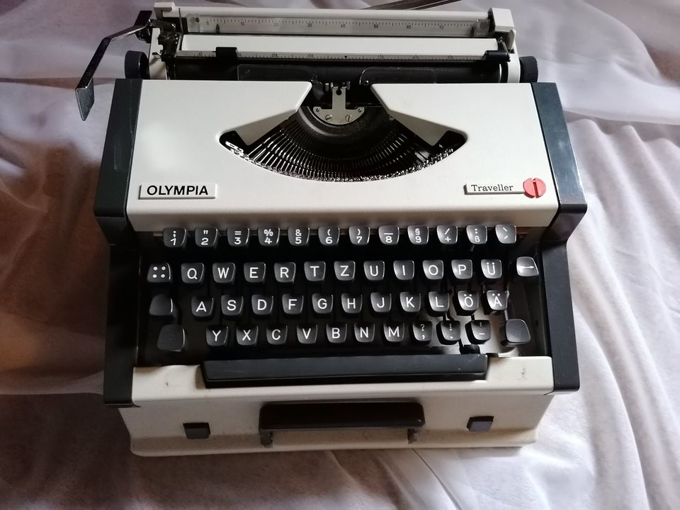 Olympia Traveller mechanische Schreibmaschine mit Deckel in Wadern