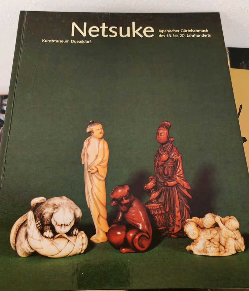 Bücher über Asien und  z.B. Netsuke, Suiseki in Wiefelstede