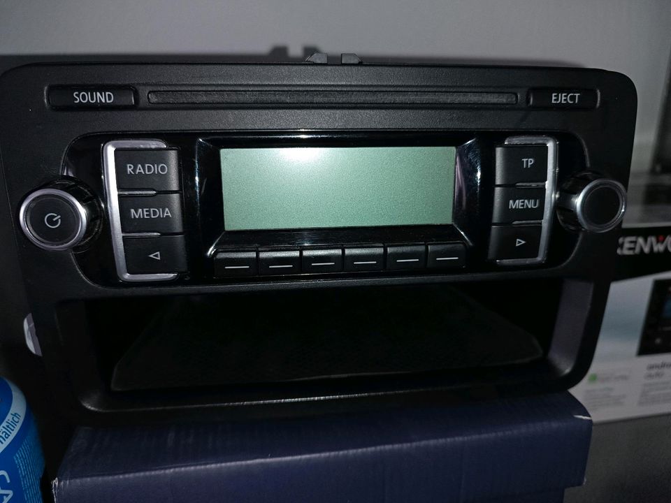 Original VW Golf VIRadio m. Schachtabdeckung in Groß-Umstadt