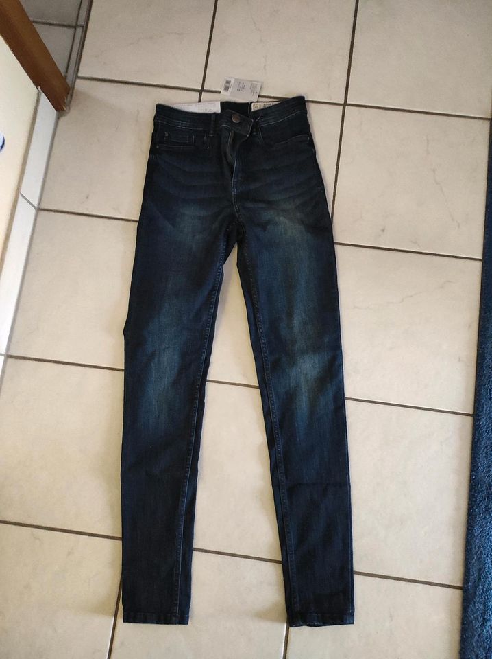 Super Skinny Jeans Größe 36 Neu mit Etikett in Langgöns