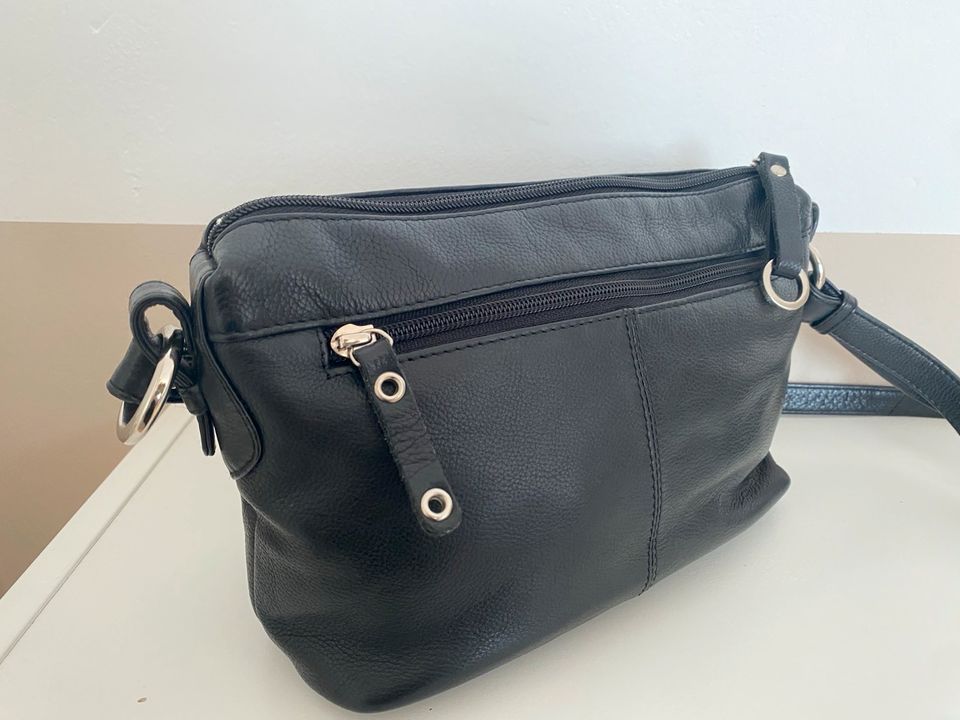 L.credi Umhängetasche Handtasche Leder neuwertig elegant Silber in Düsseldorf