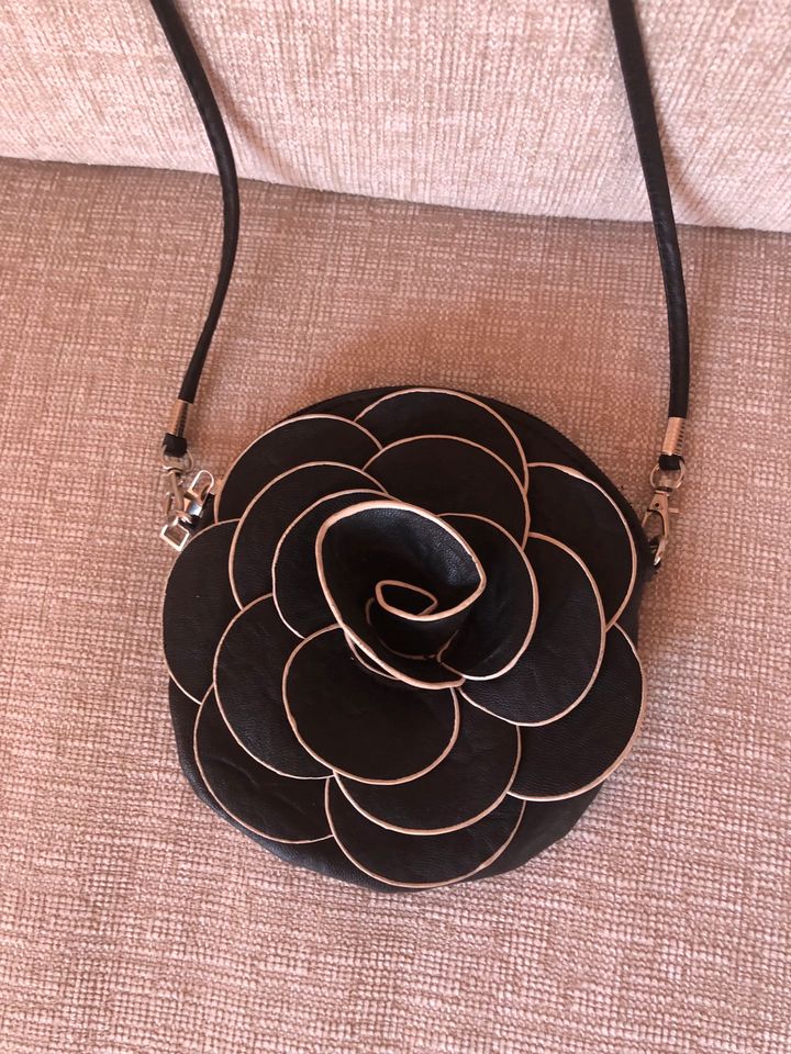 Tasche/Umhängetasche, Blume, rund, schwarz in Nörvenich