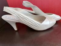 NEU Pumps Peter Kaiser Leder Gr.37 Niedersachsen - Stuhr Vorschau