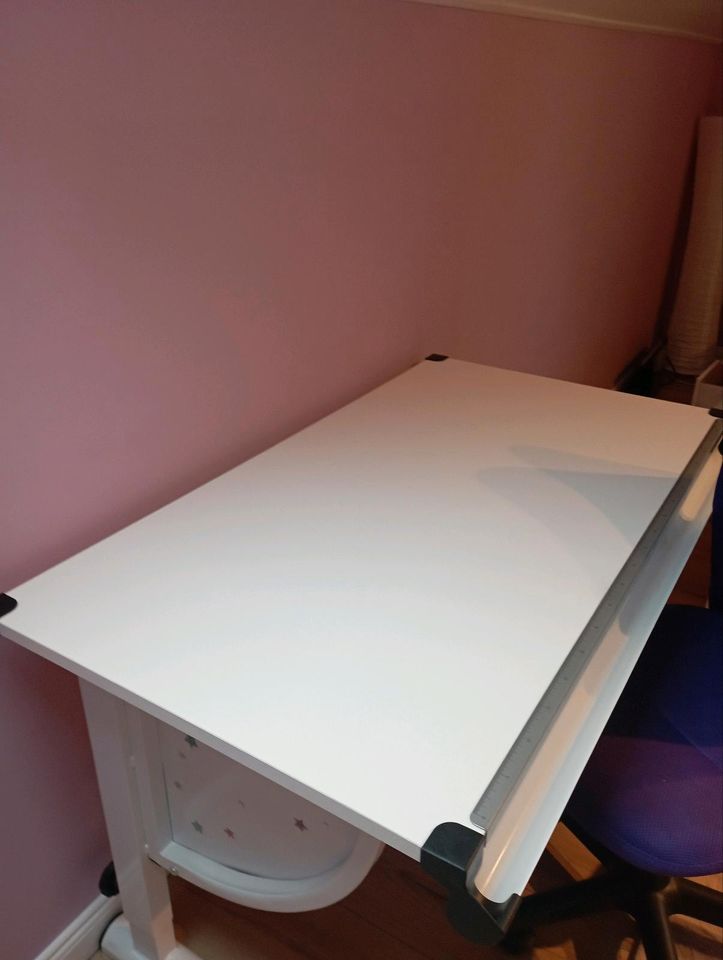Toller Schreibtisch und Stuhl ( fast wie neu!) in Schwerte