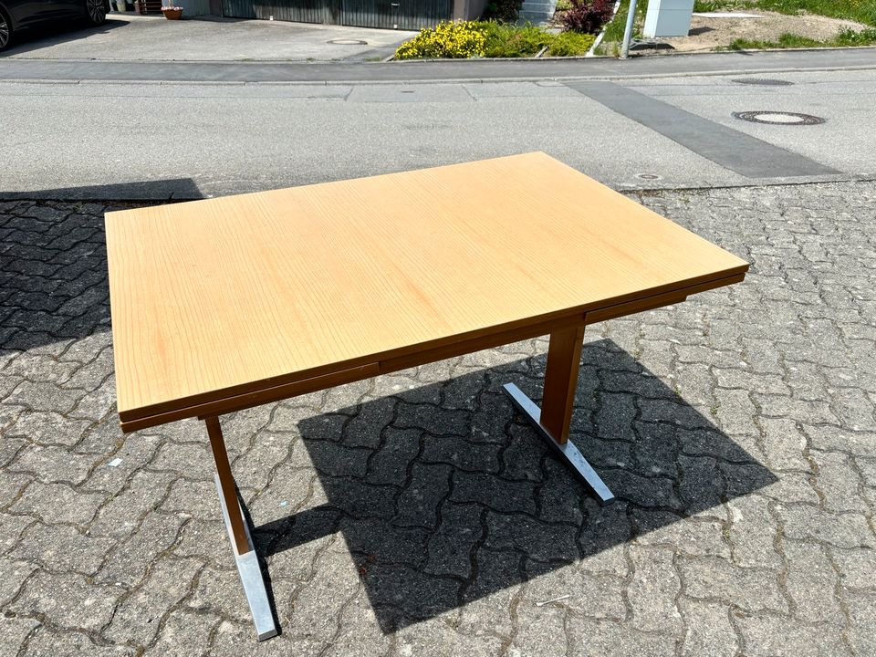 Ausziehbarer Tisch oder Schreibtisch in Fronreute