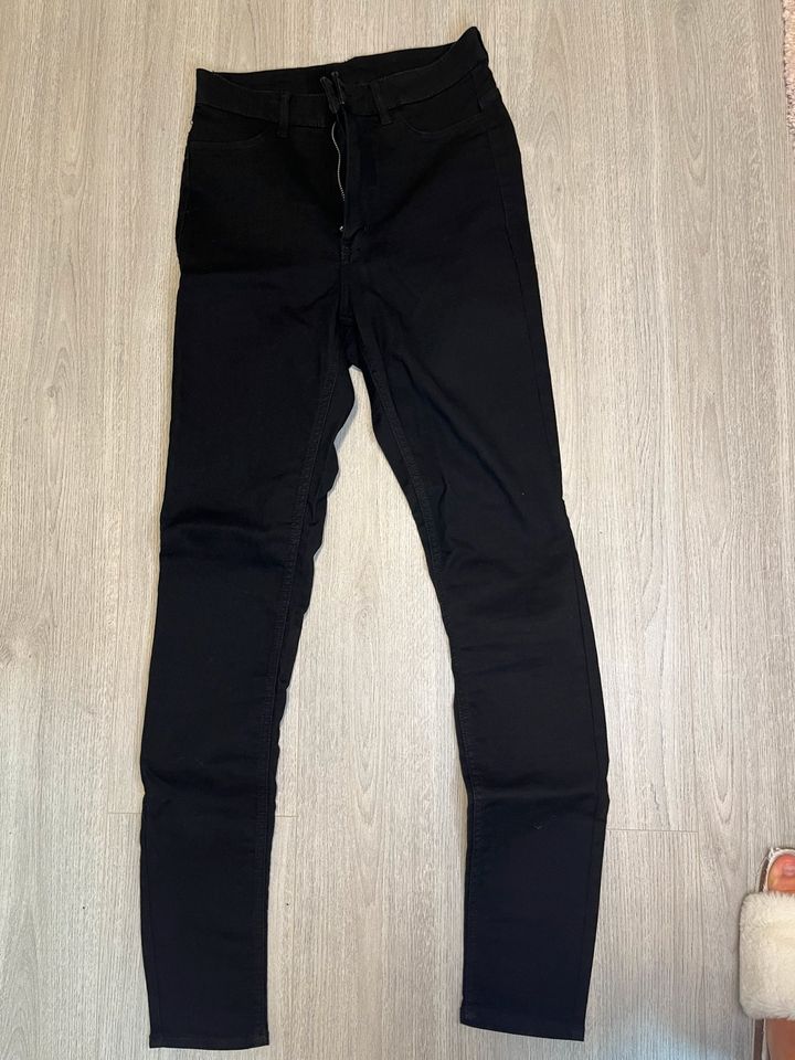 Schwarze skinny Jeans in Lotte