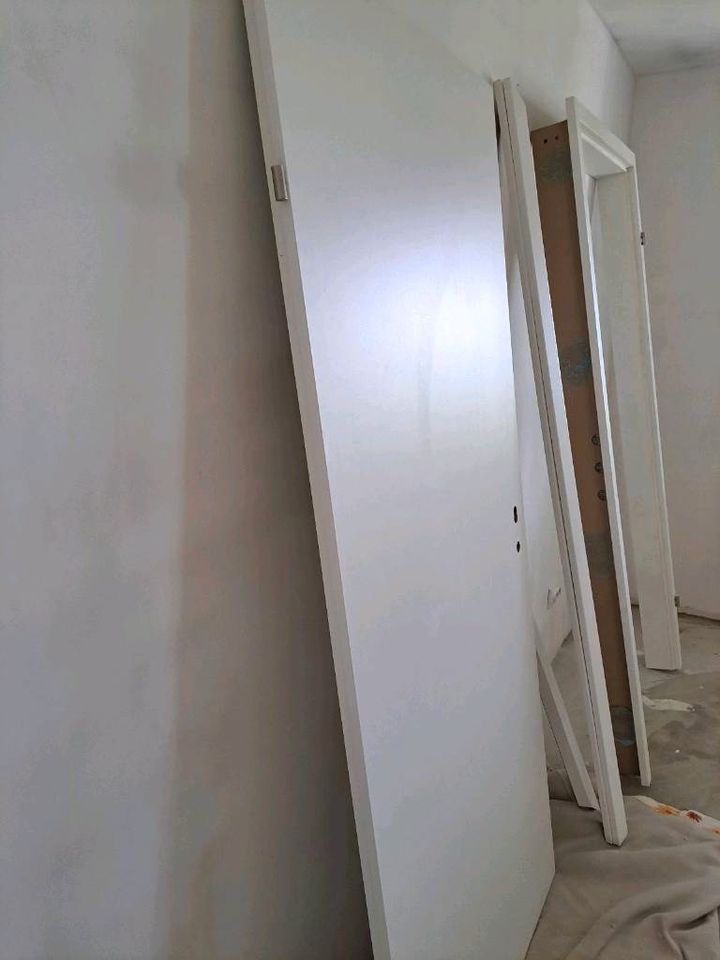 Weiße Tür mit Zarge neu zu verkaufen in Hagenow