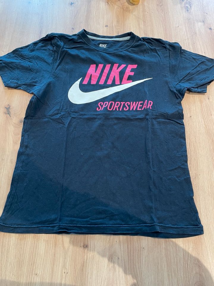 Nike T-Shirt in dunkelblau in Größe S in Ulm