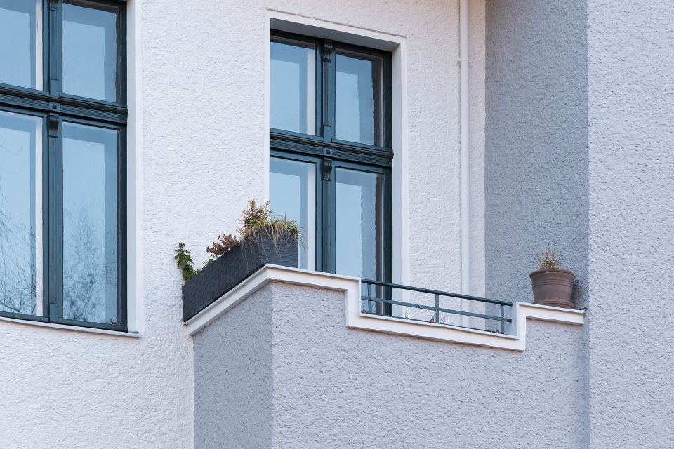 Schöne, bezugsfreie Altbauwohnung mit 1 Zimmer, Balkon & großer Essküche in Berlin