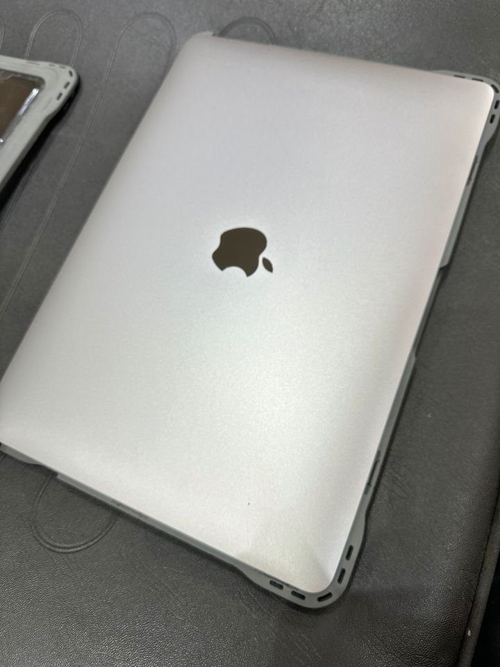MacBook Pro 13“ M2 2022 (1A Zustand ) in Stendal