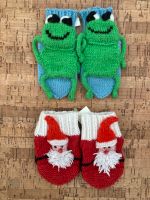 Socken-Hausschuhe Frosch und Nikolaus handgestrickt Größe 26/27 Baden-Württemberg - Ludwigsburg Vorschau