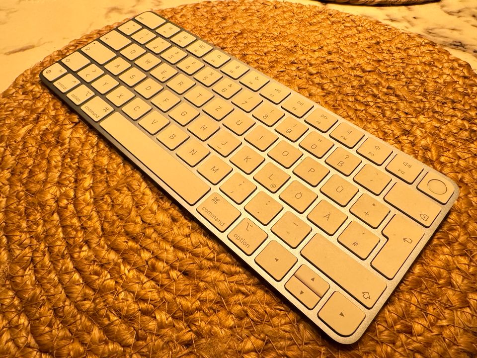 Apple Magic Keyboard / Tastatur mit Touch ID hellblau in Flörsbachtal