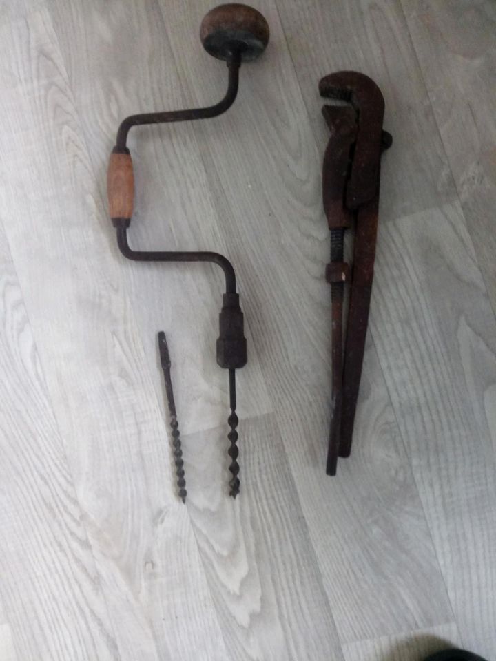 Altes Werkzeug Handbohrer + Rohrzange in Frechen