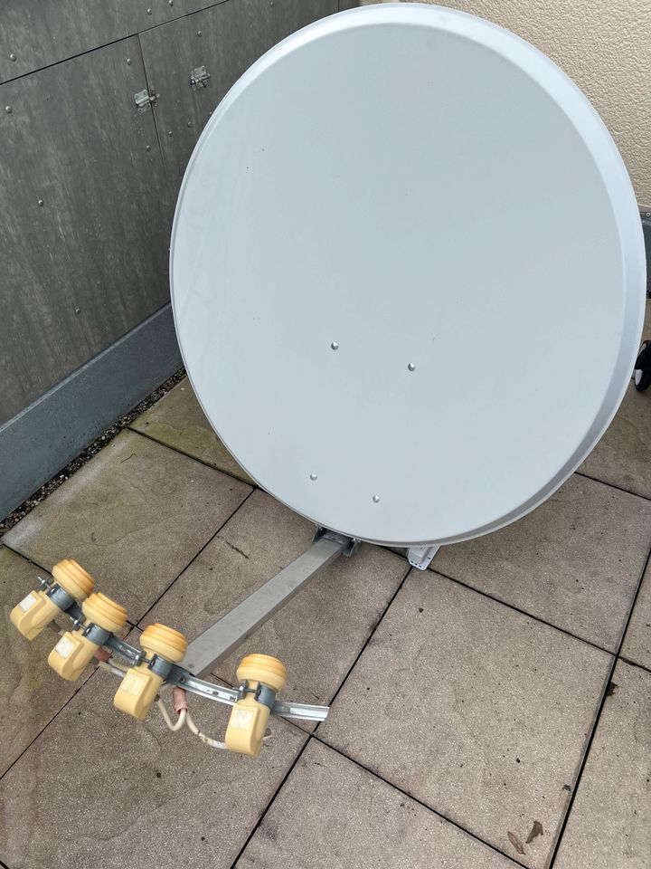 Satellitenschüssel mit Halter in Welzheim