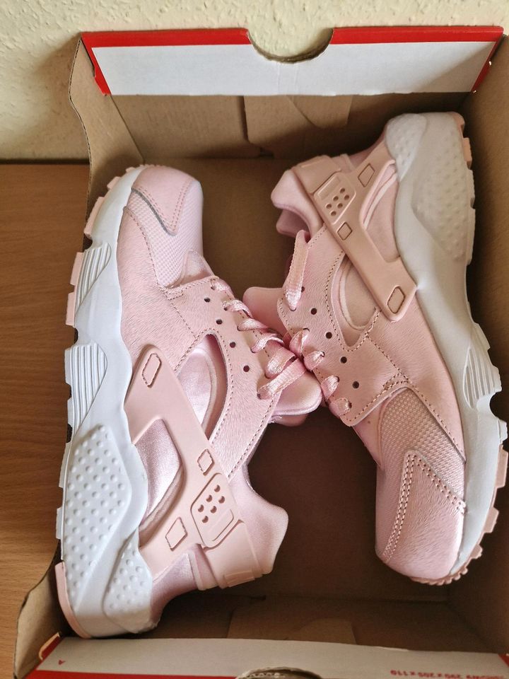 Nike Huarache Run SE Girls NEU 36,5 Pink 23,5cm Sbeaker in Kaiserslautern