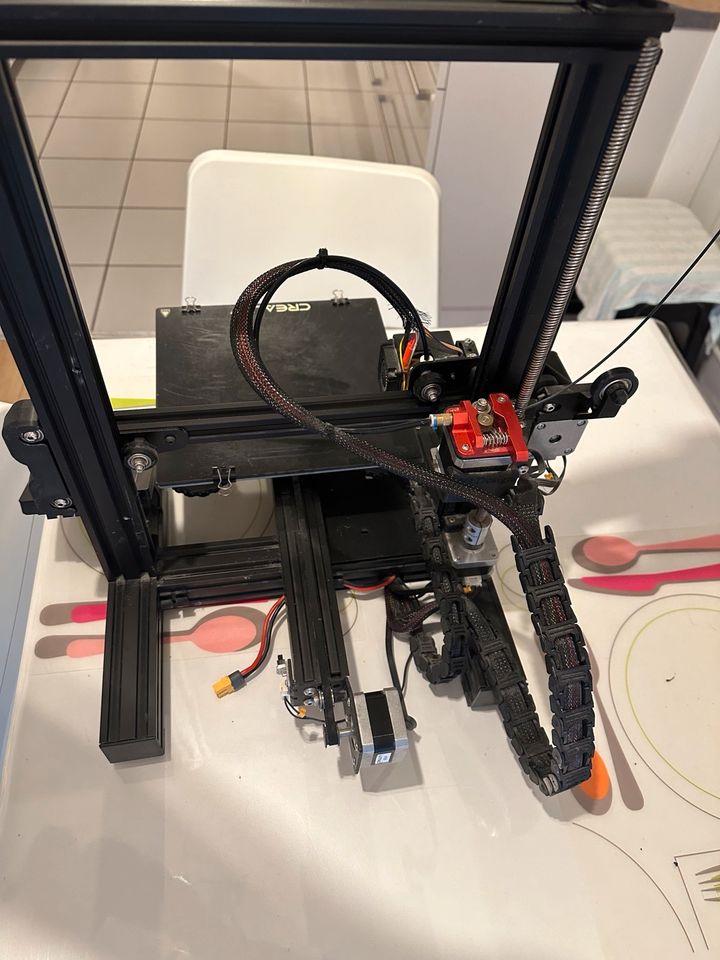 Ender 3 Pro 3D Drucker mit Göasplatte und Nivelierungssensor in Köln