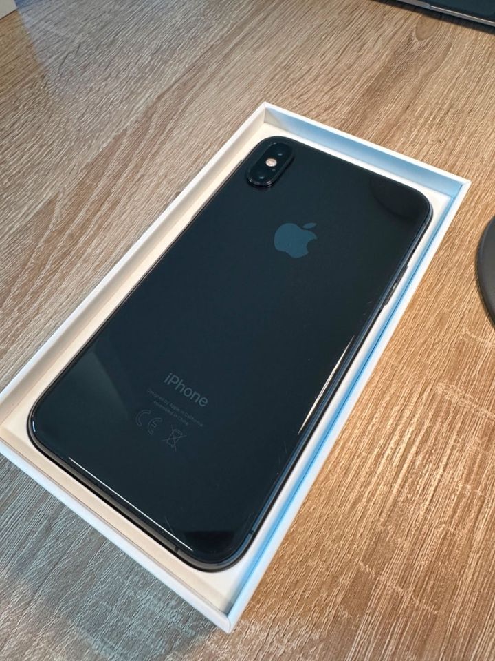 Apple iPhone XS 256GB space grey + UAG Case in Bremen