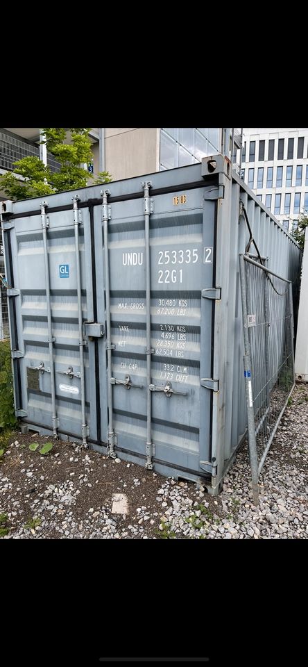 Lagerplatz, Stellplatz auch Gewerblich mit Zwei Containern drauf in Stuttgart