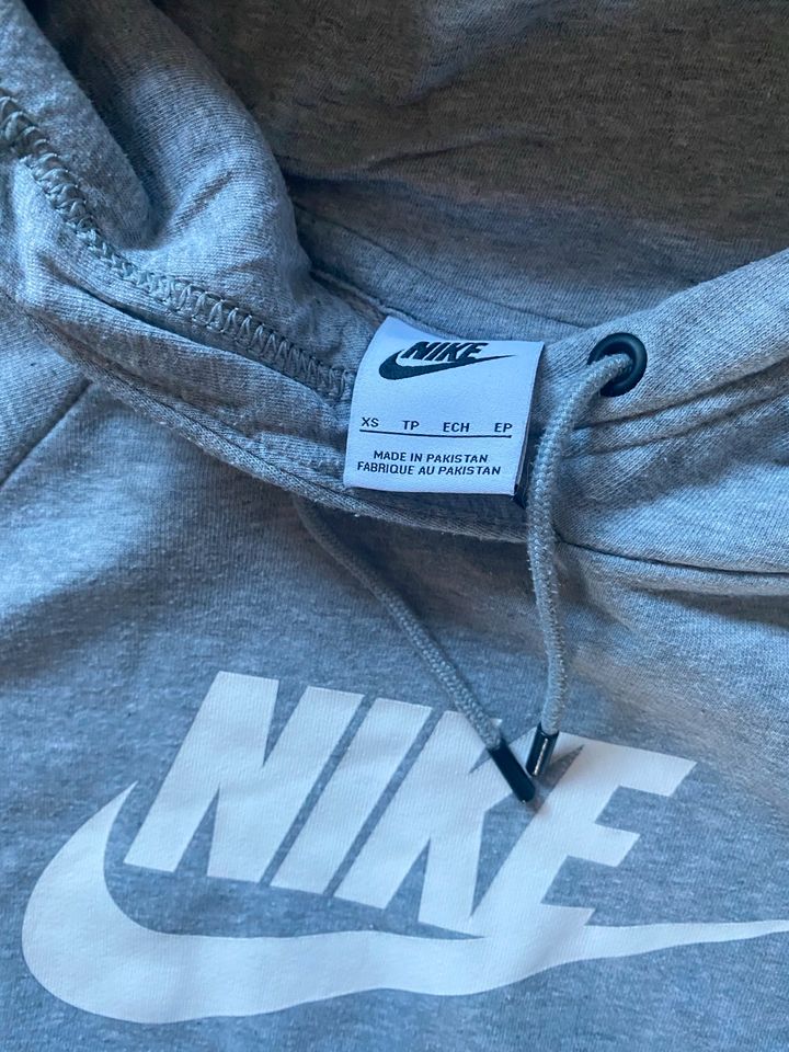 Nike Pullover cropped Größe XS in Niederndodeleben