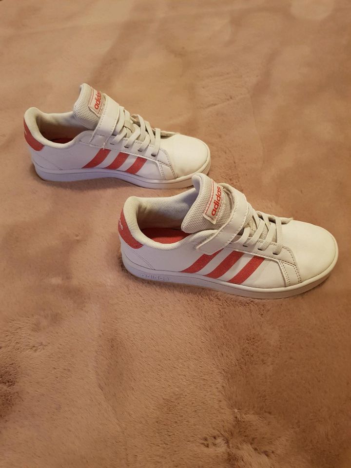 Adidas Schuhe Mädchen Größe 33 in Berlin