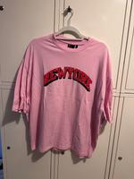 Asos Oversize-T-Shirt New York – Rosa/Schwarz-Rot College Style Lindenthal - Köln Sülz Vorschau