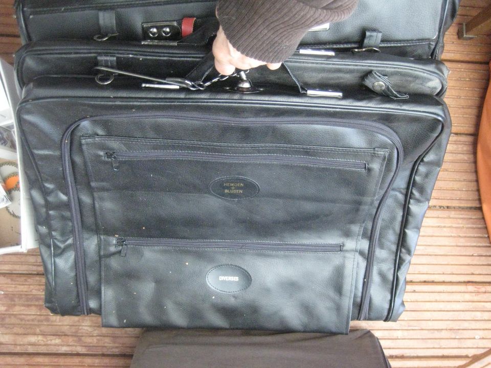 2 praktische Kleidersäcke Anzugtaschen schwarz Kunstleder in Staufenberg