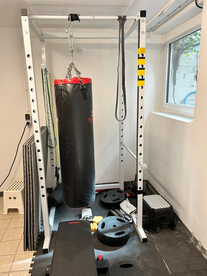 Power Rack mit gefülltem Profi Boxsack in Brüggen