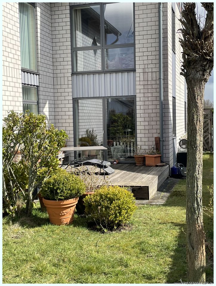 TOPZUSTAND - Solide vermietet: Moderne Haushälfte in ruhiger Stadtrandlage mit sonniger Westterrasse in Husum