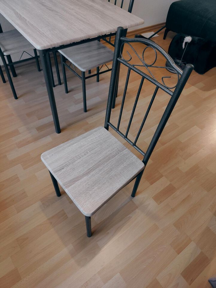 Esstisch mit 4 Stühlen in Bornheim