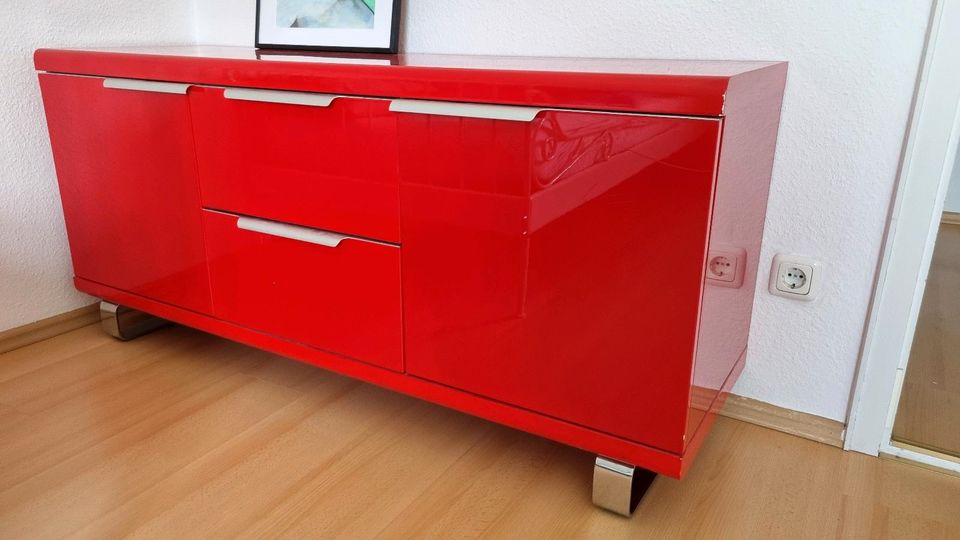 Rotes Sideboard in Vaterstetten