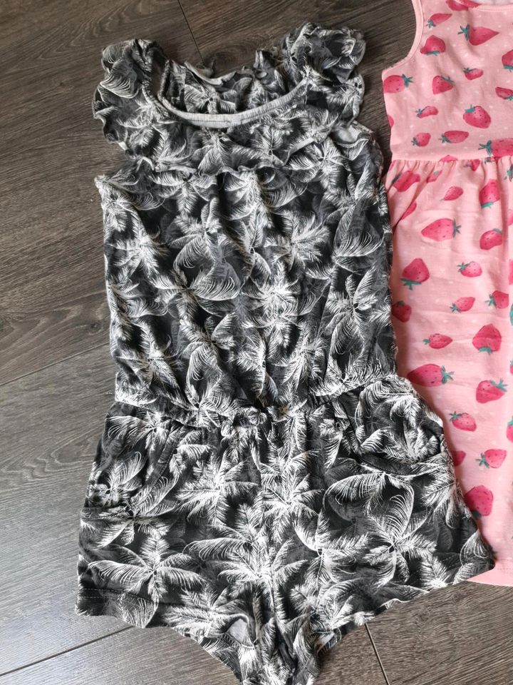 Sommer Mädchen Set Gr  128 Jumpsuit und Erdbeerkleid☆ in Wolfenbüttel