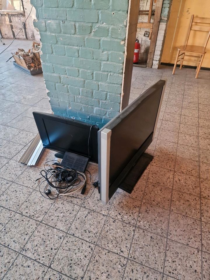 2 x TV mit Receiver zu verschenken. in Lohe-Rickelshof