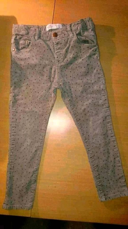 18 Jeans, Cordhosen, Stoffhosen, Gr. 98/104, sehr guter Zustand in Berlin