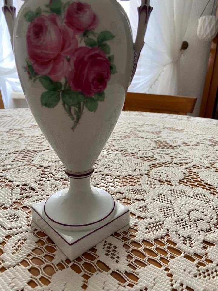 Große Meissen Henkelvase - Motiv „Rote Rose“ in Bad Elster