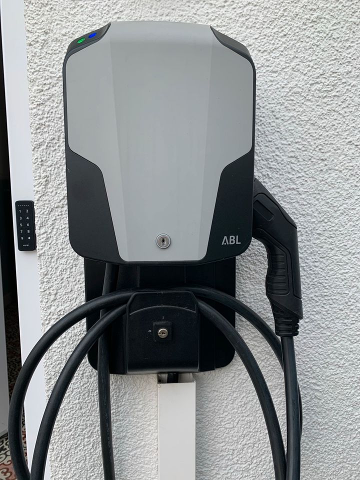 Wallbox ABL eMH1 22 kW mit Kabel und Montageplatte mit Schlüssel in Nierstein