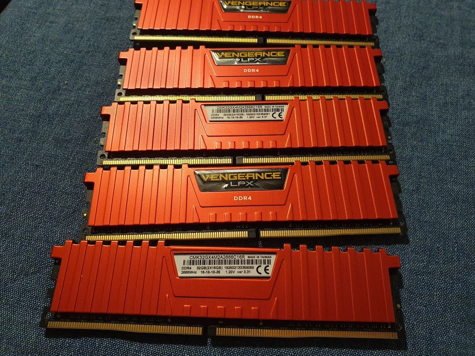 Corsair Vengeance LPX 32GB(1x32GB) DDR4-2666. ROT. 192GB in Hannover