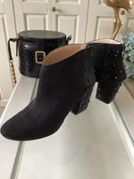 Zara Stiefelette Velours Strassteine Blockabsatz schwarz Gr.37 Leipzig - Knautkleeberg-Knauthain Vorschau