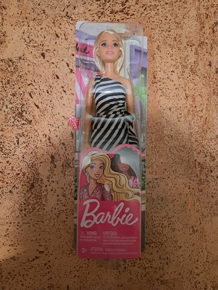 BARBIE PUPPE SCHWARZ-WEISS KLEID in Bremen